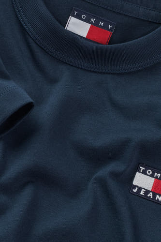 T-shirt bleu à manches courtes de TOMMY JEANS, avec des détails de logo sur la poitrine et un étiquette dans le col.