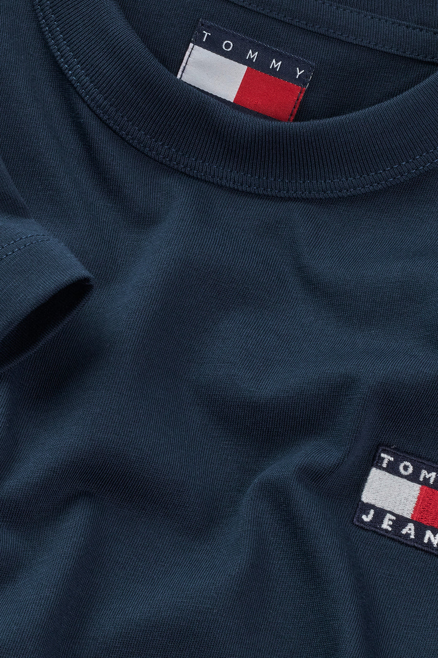 T-shirt bleu à manches courtes de TOMMY JEANS, avec des détails de logo sur la poitrine et un étiquette dans le col.