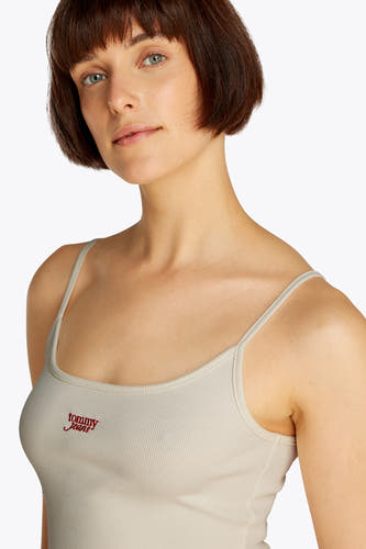 T-shirt écru de TOMMY JEANS avec des fines bretelles et un logo rouge sur la poitrine.