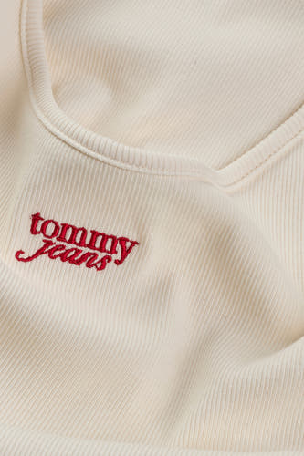 Sous-vêtement en coton brut de TOMMY JEANS, avec le nom de la marque brodé en rouge en bas à gauche.
