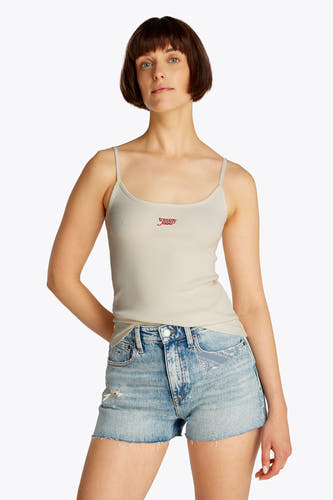 T-shirt écru de TOMMY JEANS, texture froissée, avec des rubans spaghetti, associé à des shorts en denim bleu.