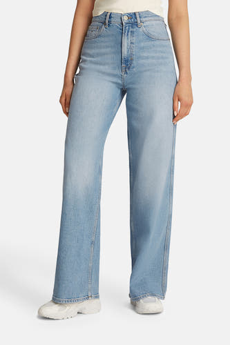 Jean large de denim bleu clair de TOMMY JEANS, avec une taille haute et des jambes droites.