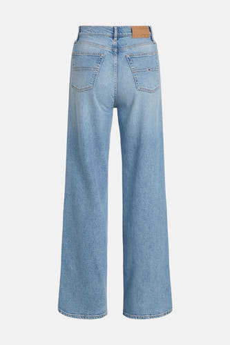 Jean large en denim bleu clair de TOMMY JEANS, avec des poches classiques et une étiquette en cuir sur la ceinture.