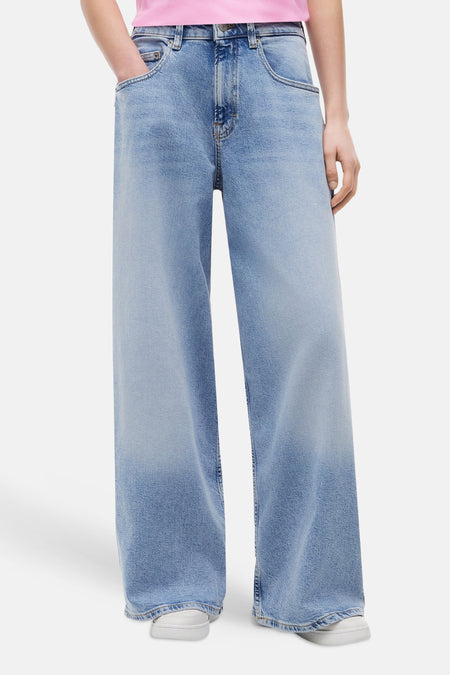Jeans en denim bleu clair larges de Tommy Jeans, avec jambes larges et taille classique.