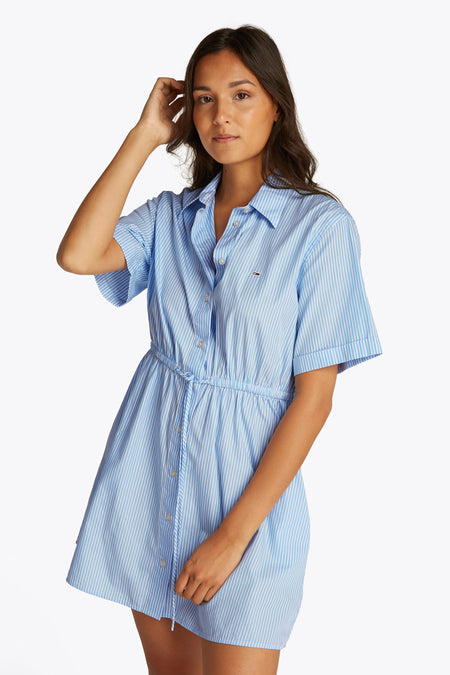 T-shirt bleu avec manches courtes de TOMMY JEANS, avec un motif à rayures et une ceinture à la taille.