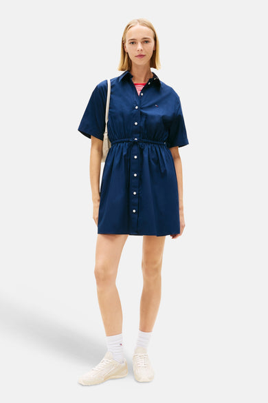 Robe courte bleue à manches courtes de Tommy Jeans, avec cordon de serrage à la taille et poche insérée dans la couture latérale.