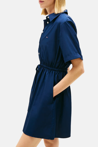 Blauw kleedje met korte mouwen van Tommy Jeans, met trekkoord in de taille en steekzak in de zijnaad.