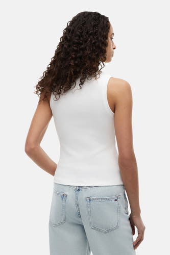 Ecru korte mouwen T-shirt van TOMMY JEANS, strakke pasvorm, ribstructuur, achterzijde, model draagt lichtblauwe jeans