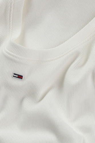 T-shirt écru à manches courtes de Tommy Jeans, avec un bord côte et un logo brodé.