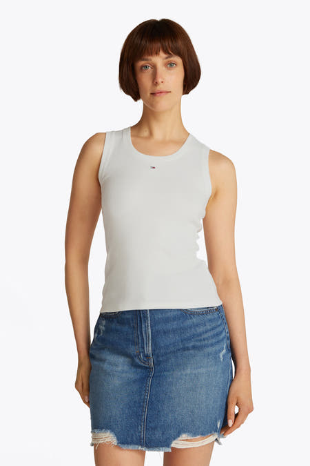 T-shirt écru à manches courtes de TOMMY JEANS, avec une texture côtelée et un petit logo sur la poitrine.