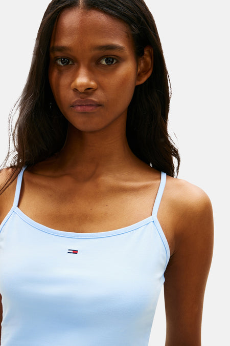 Haut bleu de TOMMY JEANS, avec des bretelles spaghetti et un petit logo de marque sur la poitrine.