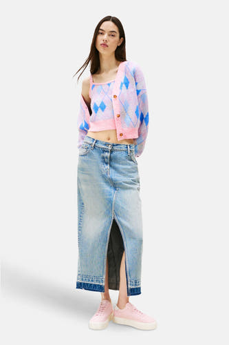 Veste rose de TOMMY JEANS avec motif à carreaux, portée sur un haut et une longue jupe en denim avec fendu.