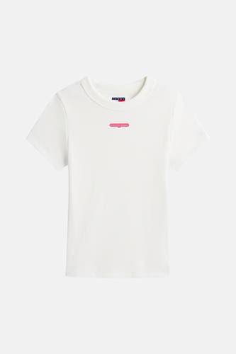 T-shirt écru à manches courtes de TOMMY JEANS, avec côtes et un logo de marque rose.
