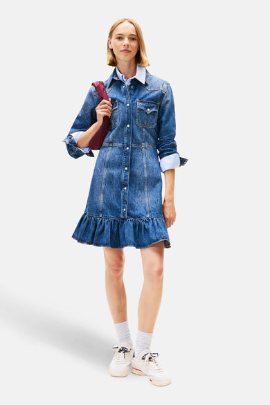 Manteau de denim bleu marine à longues manches de Tommy Jeans, avec fermeture à boutons et bordures froncées.