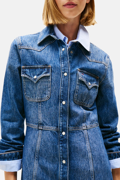Manteau de denim bleu marine à longues manches de TOMMY JEANS, avec fermeture à boutons et poches poitrine.