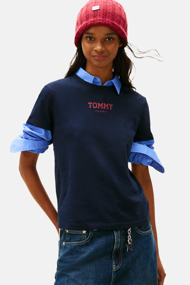 T-shirt bleu à manches courtes de TOMMY JEANS, porté avec un bonnet rouge et des jeans larges, vue arrière.