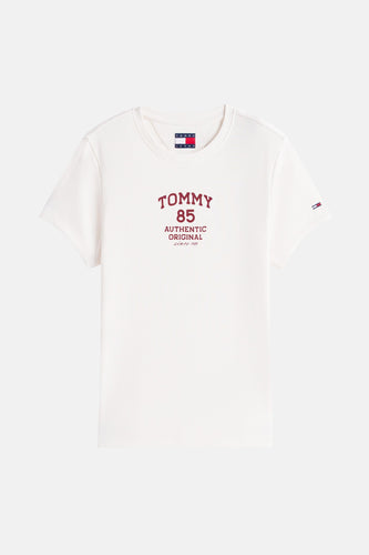 Wit T-shirt met korte mouwen van TOMMY JEANS, met rode opdruk "Tommy 85 Authentic Original Since 1985".
