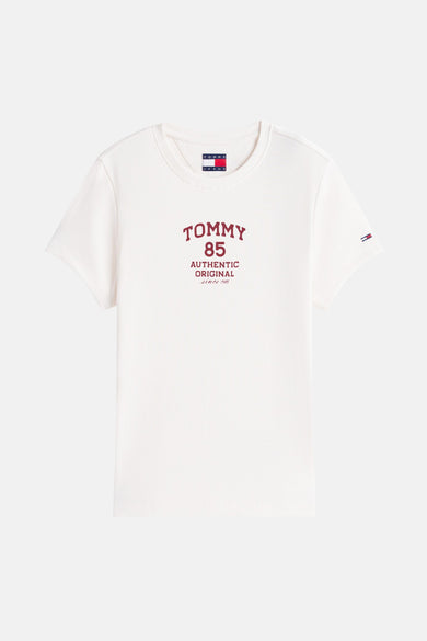 T-shirt blanc à manches courtes de TOMMY JEANS, avec une impression rouge "Tommy 85 Authentic Original Since 1985".