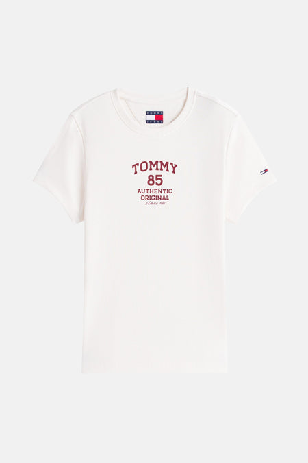 T-shirt blanc à manches courtes de TOMMY JEANS, avec une impression rouge "Tommy 85 Authentic Original Since 1985".