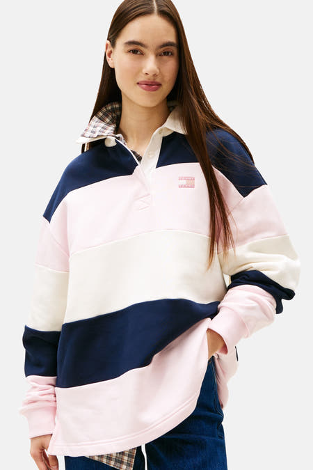 Polo multicolore à longues manches de TOMMY JEANS, avec un motif rayé et des jeans décontractés.