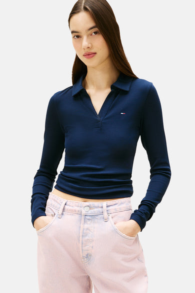 T-shirt bleu à manches longues de TOMMY JEANS, porté avec des jeans roses.