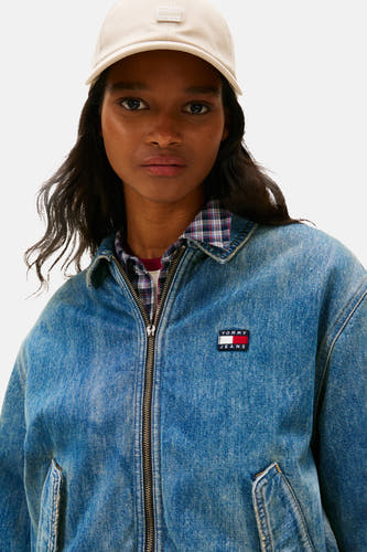 Jean de blauw denim de TOMMY JEANS, avec longs manches, fermeture éclair et logo brodé.