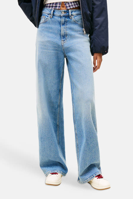 Jean large de denim bleu moyen de TOMMY JEANS, avec une coupe décontractée et une longueur complète.