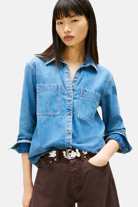 T-shirt en jeans en denim bleu moyen de TOMMY JEANS, avec des manches longues et un pantalon marron.
