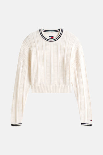 T-shirt blanc avec col rond de TOMMY JEANS, doté d'un motif côtelé et de bandes bleu marine sur la ligne du col et les manches.