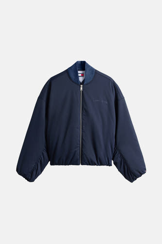 Manteau bleu de TOMMY JEANS avec fermeture éclair et logo sur la devant.