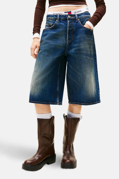 Short dark blue denim pants from TOMMY JEANS, combined with brown boots and white socks.