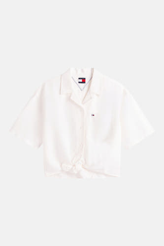 Chemise blanche à manches courtes de TOMMY JEANS, boutonnée sur le devant avec une poche poitrine.
