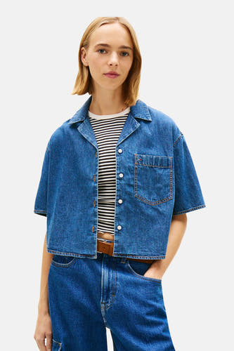 Chemise en jean en denim bleu moyen de TOMMY JEANS, à manches courtes et avec une chemise rayée en dessous.