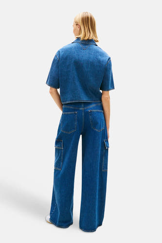 Chemise en jean bleu moyen en denim de TOMMY JEANS, vue de dos, avec manches courtes et jean cargo.