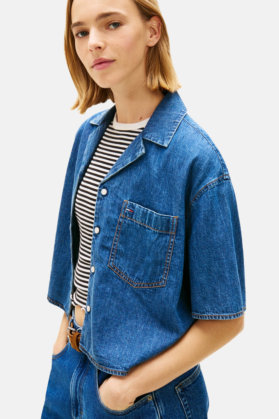 Chemise en jean bleu moyen en denim de TOMMY JEANS, à manches courtes et poche poitrine.