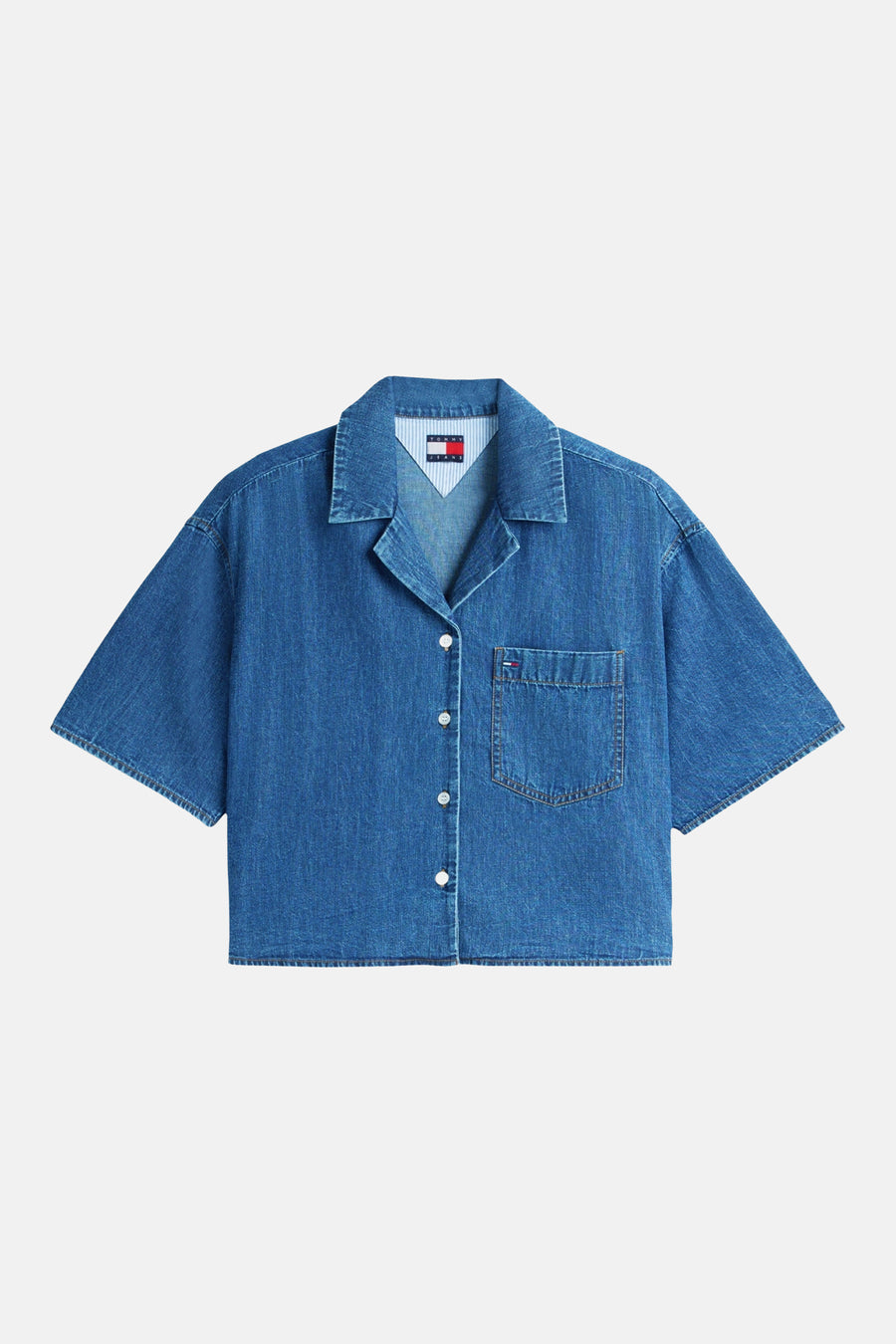 Chemise en jean TOMMY JEANS à manches courtes, fermeture boutonnée et poche poitrine.