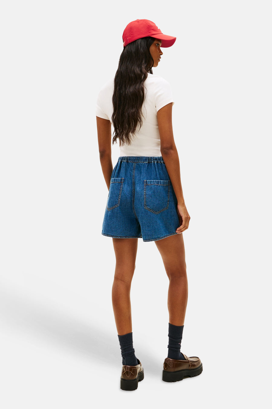 Short en jean bleu moyen de TOMMY JEANS, avec taille élastique et poches plaquées, vue arrière.