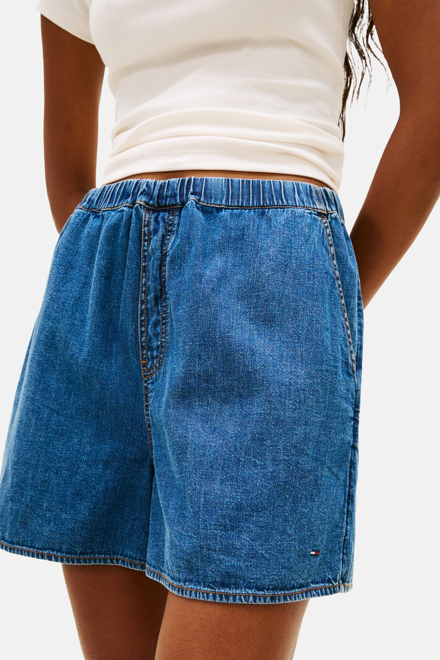 Short en jean bleu moyen court de TOMMY JEANS avec taille élastique et détail logo.
