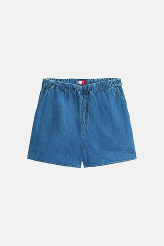 Short en jean bleu moyen de TOMMY JEANS, avec taille élastique et petit détail logo.