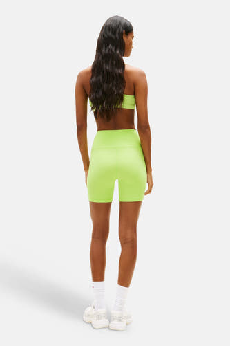 Short vert de TOMMY JEANS, taille haute et ajusté, vu de dos.
