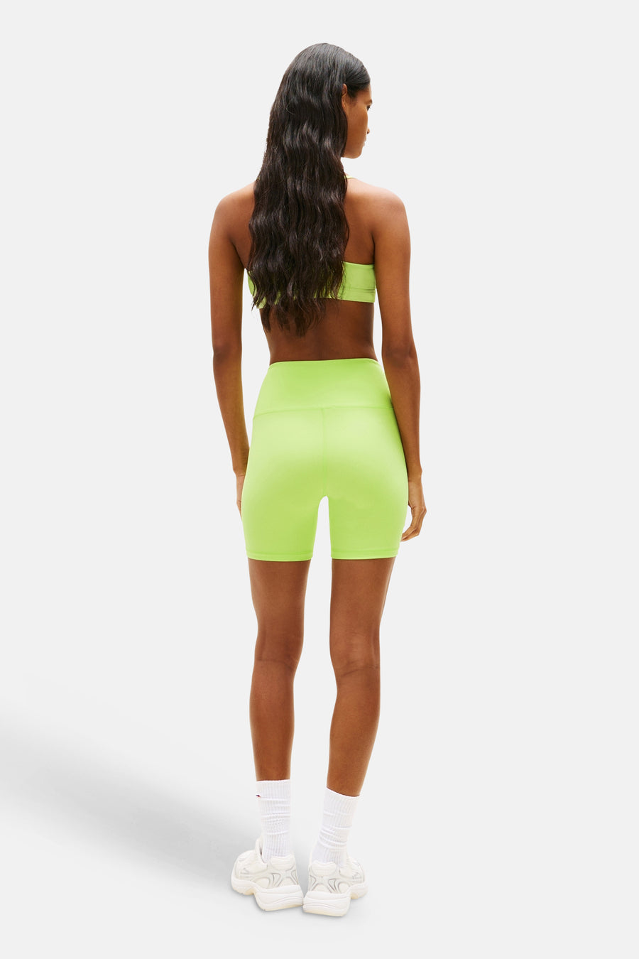 Short vert de TOMMY JEANS, taille haute et ajusté, vu de dos.