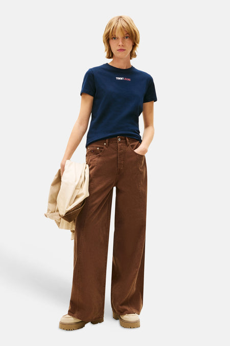 Blauw T-shirt van TOMMY JEANS, met korte mouwen en een rode logo-opdruk.