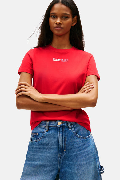 T-shirt rouge de TOMMY JEANS, porté avec un short en jean et des mocassins marron avec des chaussettes noires.