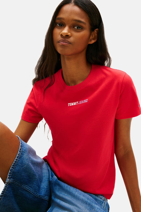 T-shirt rouge de TOMMY JEANS, à manches courtes et porté avec un short en jean.