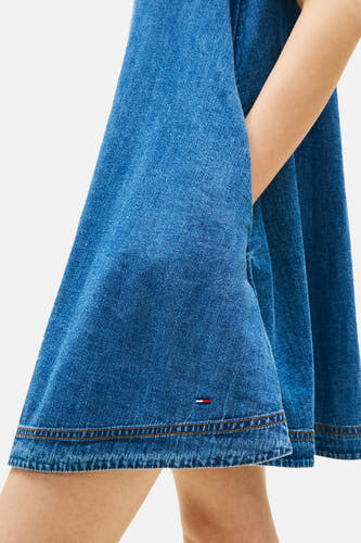 Robe courte en jean bleu à manches courtes de Tommy Jeans, avec surpiqûre double à l'ourlet et logo discret.