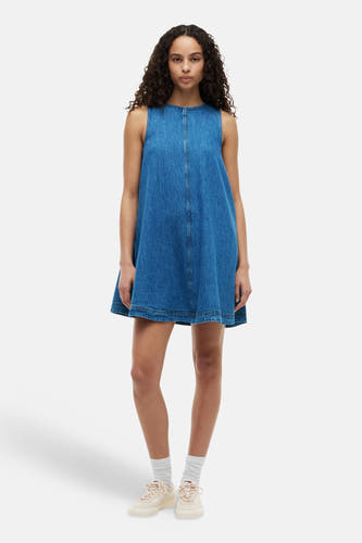 Robe en denim à manches courtes de TOMMY JEANS, dans un délavage bleu moyen.
