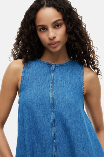 Robe sans manches en denim bleu moyen de TOMMY JEANS, avec un design minimaliste et une coupe droite.
