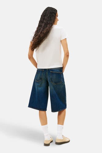 T-shirt blanc à manches courtes de Tommy Jeans, avec une coupe décontractée et un design simple.