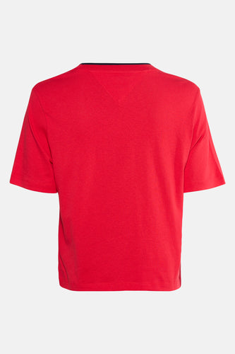 Rood T-shirt met korte mouwen.
