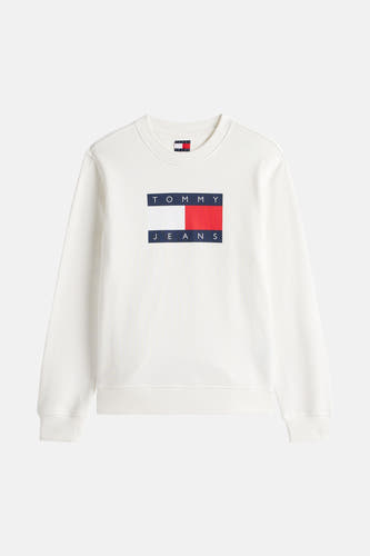 Pull-over blanc de TOMMY JEANS, avec un logo rectangulaire sur la poitrine et des manches longues.